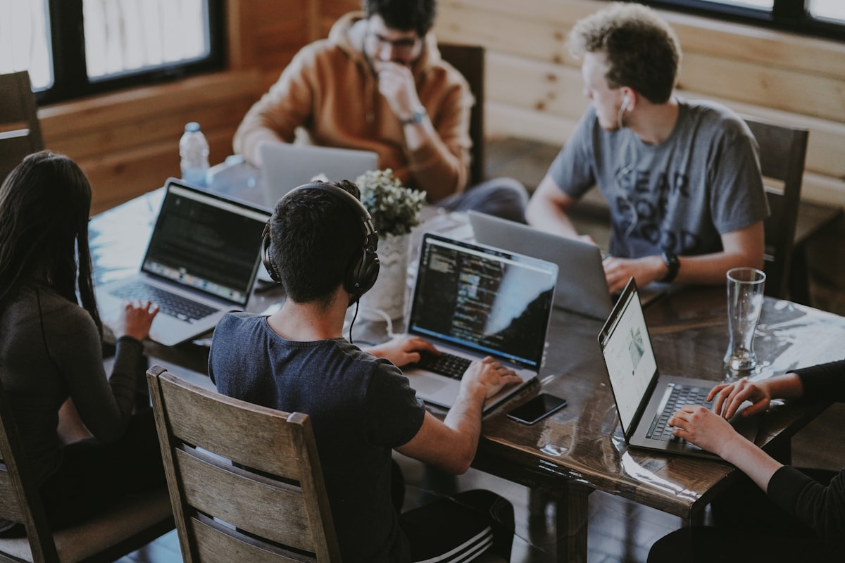Bravelinks professionals collaborating